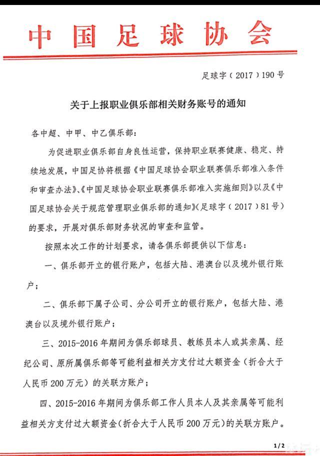 面对曾经挚友格林德沃，邓布利多是否会打破血盟誓约，为世界和平奋力一战？同期曝光的“世纪对决”版海报中，魔法世界中两个最强巫师邓布利多和格林德沃手持魔杖正面对峙，魔杖发出的光芒强烈碰撞，耀眼的火光貌似要吞噬一切